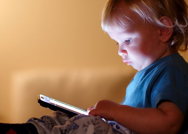 Czy wczesne wprowadzanie dzieci w technologię ma negatywne skutki?